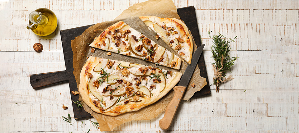 Flammkuchen mit Feta und Birne © Lars Welding